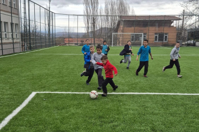 Bursa Büyükorhan'daki halı saha sil baştan yenilendi