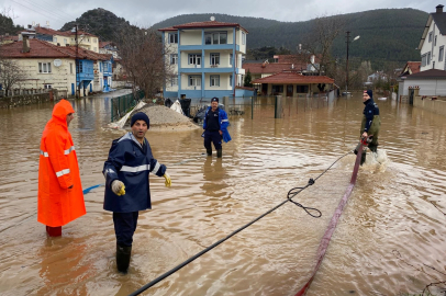 Antalya'da Büyükşehir ekipleri yağışın izlerini siliyor