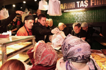 Bursa Osmangazi'de Başkan Aydın'dan Abdal Meydanı'nda sahur ikramı