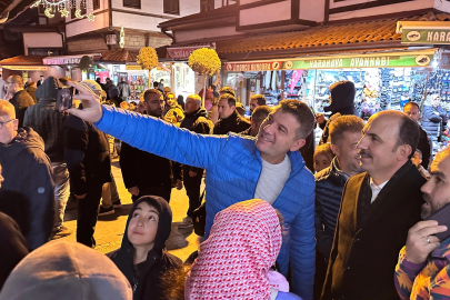 Konya'da son teravih sonrası çarşıda vatandaşlarla buluştu