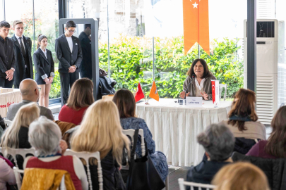 Latife Tekin Bornova’da gençlerle buluştu