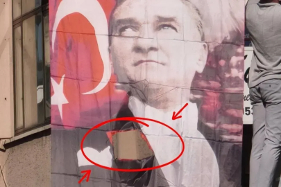 ÖZGÜR ÖZEL VE PARTİLİ ÇETELERİNDEN ATATÜRK POSTERİNE AHLAKSIZLIK!